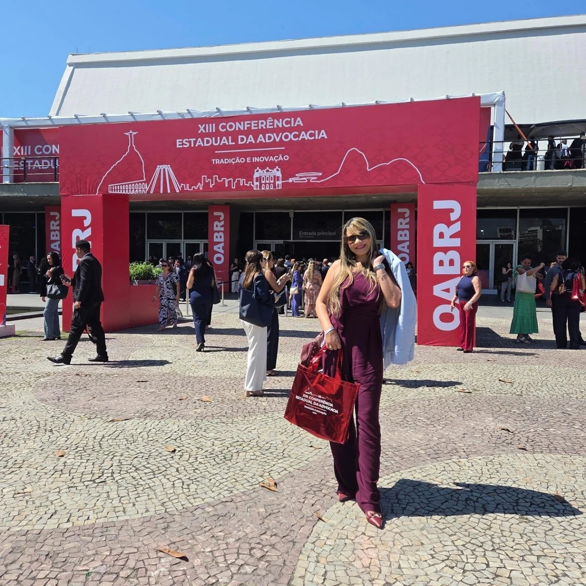 Joicelene Vieira em frente à entrada da XIII Conferência Estadual da Advocacia.